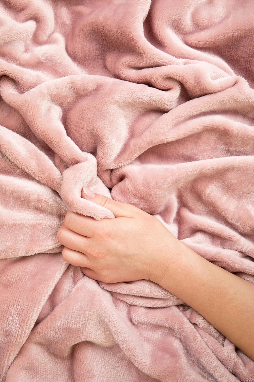 EverSnug Travel Blanket and Pillow - Premium Soft 2 in 1 Airplane Blanket with Soft Bag Pillowcase, Hand Luggage Belt and Backpack Clip (Light Pink) - Image 4